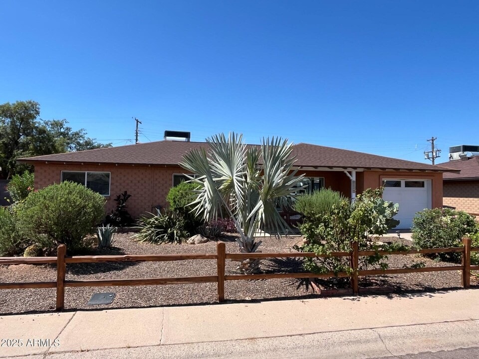 8123 E Mitchell Dr in Scottsdale, AZ - Building Photo