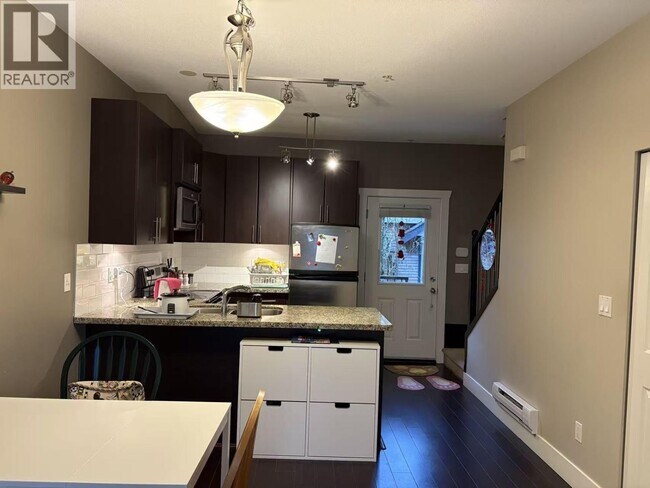 5211 Irmin St in Burnaby, BC - Building Photo - Building Photo