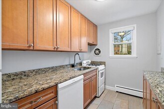 945 N Barton St in Arlington, VA - Building Photo - Building Photo