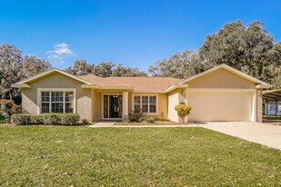 35221 W Griffin Dr in Fruitland Park, FL - Building Photo