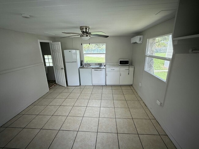 14035 W River Rd in Inglis, FL - Building Photo - Building Photo