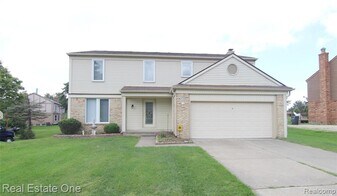 5590 Greenbriar Dr in West Bloomfield Township, MI - Building Photo