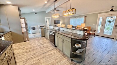 323 SW Ridge Ln in Stuart, FL - Foto de edificio - Building Photo