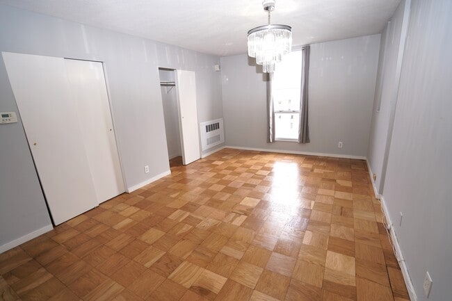 77 Pond Ave, Unit 77 in Brookline, MA - Foto de edificio - Building Photo