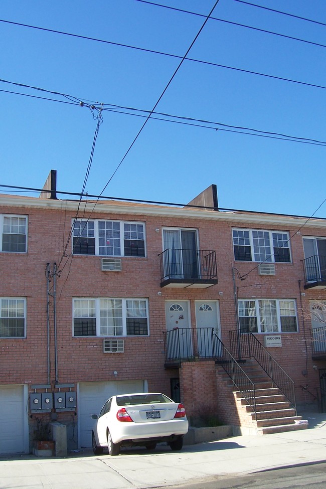 1037 Gipson St in Far Rockaway, NY - Building Photo - Building Photo