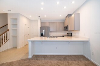 9811 Walkway Dr in Orlando, FL - Building Photo - Building Photo