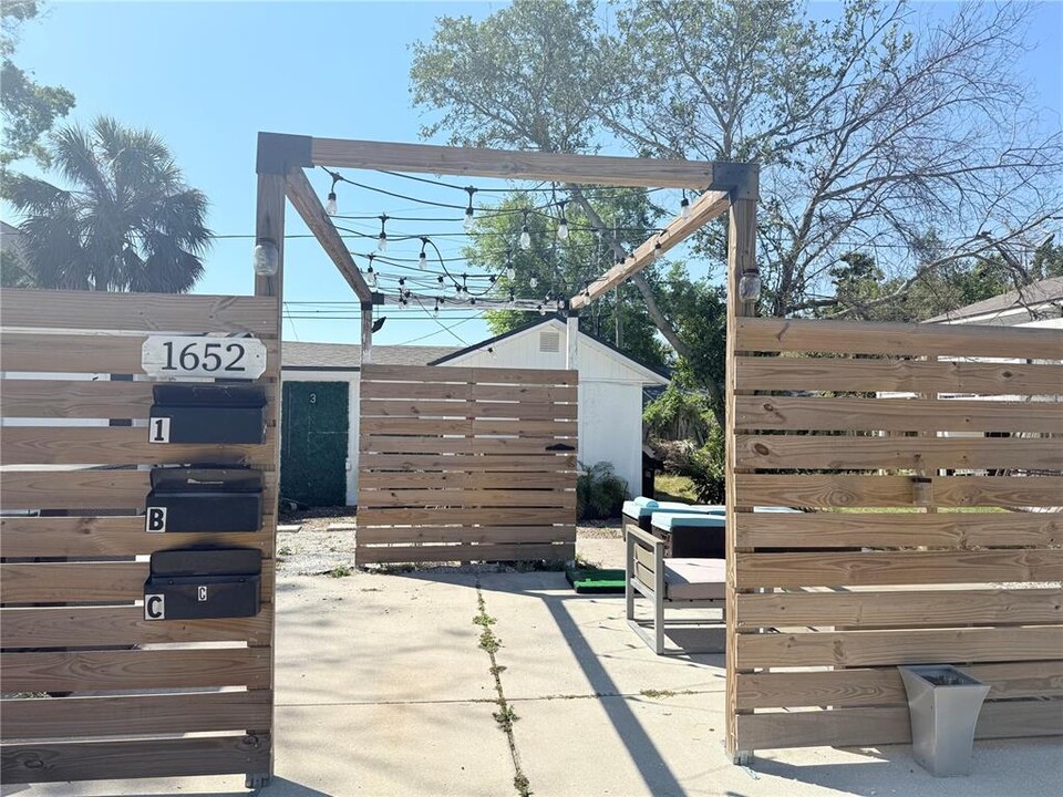 1652 31st Ave N in St. Petersburg, FL - Building Photo
