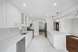 372 Heathcote Rd in Scarsdale, NY - Building Photo - Building Photo