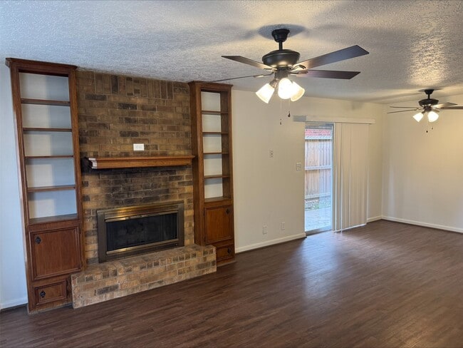 1702 Hazelwood St in Conroe, TX - Building Photo - Building Photo