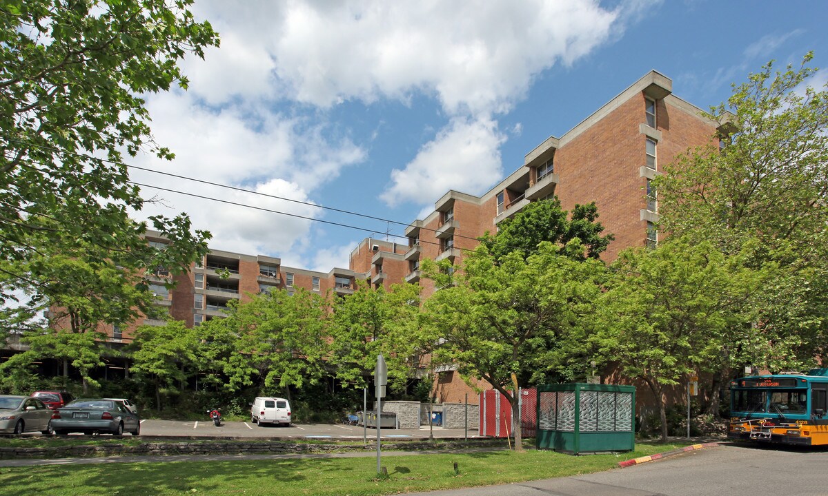 Center Park Apartments in Seattle, WA - Building Photo