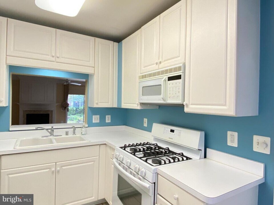 10353 Sager Ave in Fairfax, VA - Building Photo