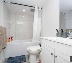 956 W Lakeview Dr in Chestermere, AB - Building Photo - Building Photo