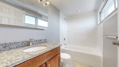 240 Quincy Shore Dr in Quincy, MA - Building Photo - Building Photo