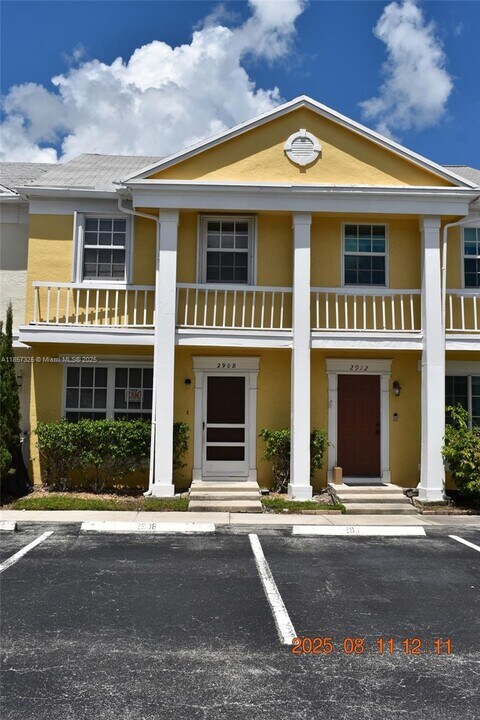 2908 Edgehill Ln in Hollywood, FL - Building Photo