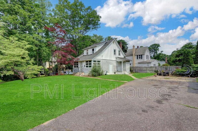 15 Canyon St in Huntington, NY - Building Photo - Building Photo