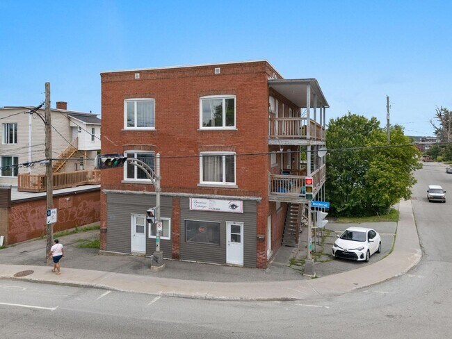 894-896 Belvédère Rue S