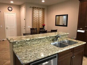 1521 Silver Shadow Dr in Thousand Oaks, CA - Foto de edificio - Building Photo