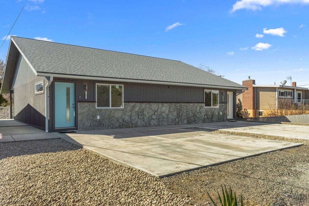 544 N Colorado Ave-Unit -546 N Colorado Ave in East Wenatchee, WA - Building Photo