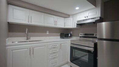 7 Waterbury Dr in Toronto, ON - Building Photo - Building Photo