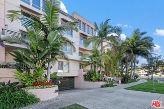 2111 S Beverly Glen Blvd in Los Angeles, CA - Building Photo - Building Photo