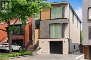 126 Sherwood Ave in Toronto, ON - Building Photo