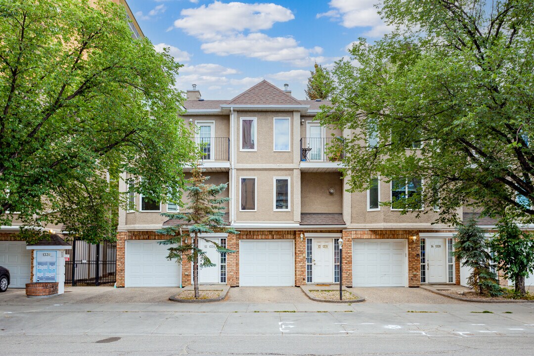1339 14 Av SW in Calgary, AB - Building Photo
