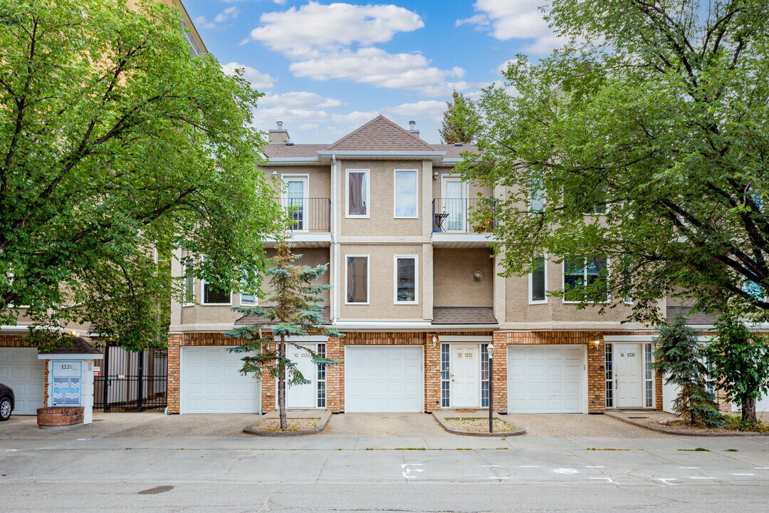 1339 14 Av SW in Calgary, AB - Building Photo