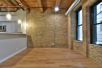 11 E Illinois St in Chicago, IL - Building Photo - Building Photo