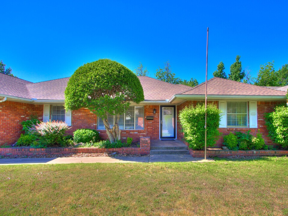 3004 Kent Dr in The Village, OK - Building Photo