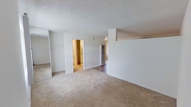 555 N Tustin Ave in Santa Ana, CA - Building Photo - Building Photo