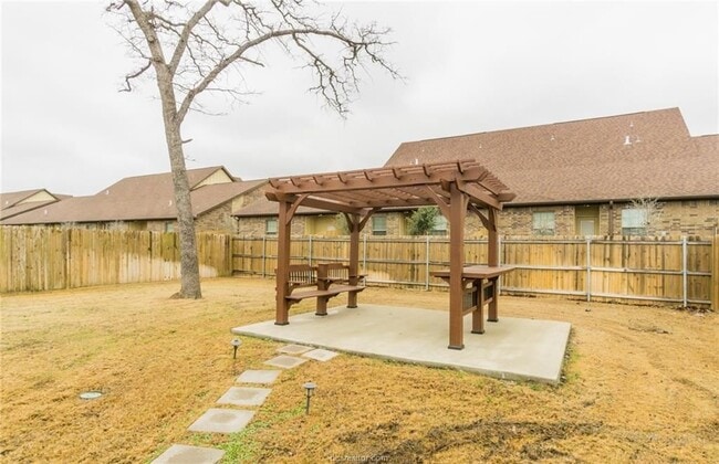 3010 Old Ironsides Dr in College Station, TX - Building Photo - Building Photo