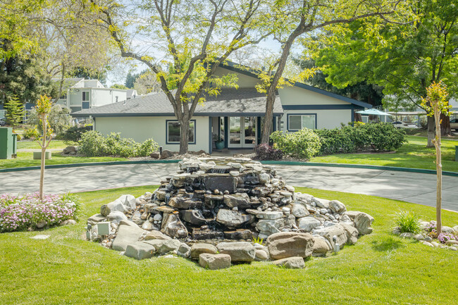 Glenbrook Apartments in Chico, CA - Foto de edificio - Building Photo