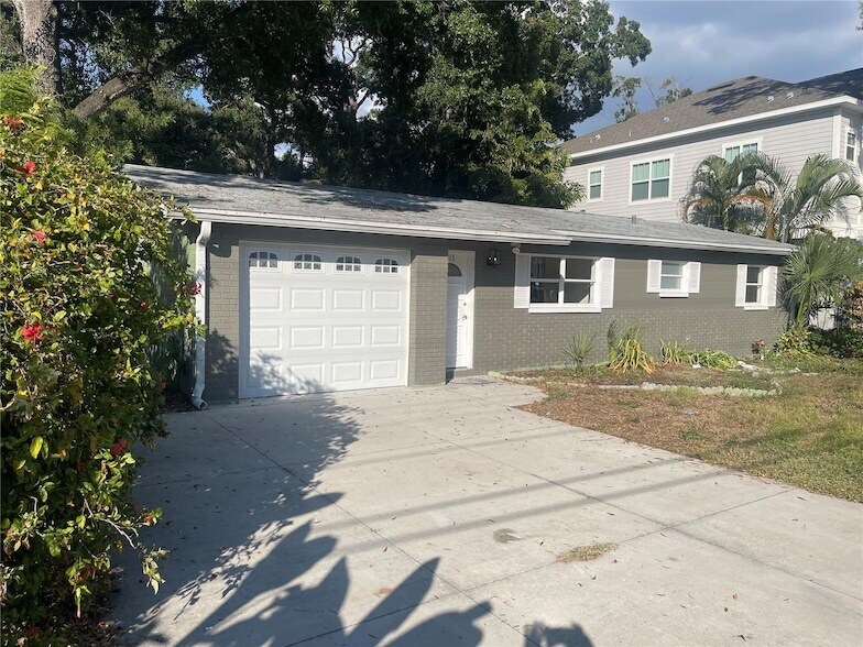 4513 W Gray St in Tampa, FL - Building Photo