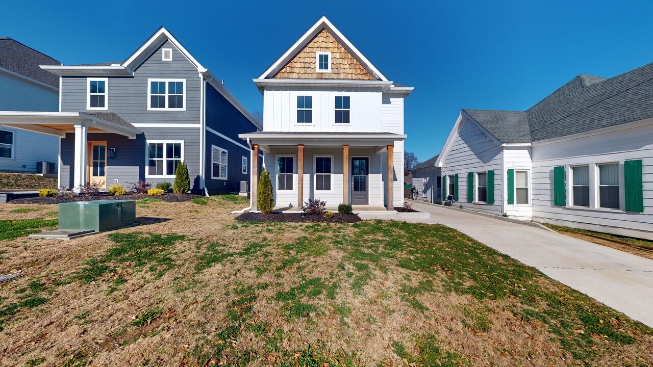 131 W Deaderick St in Jackson, TN - Building Photo
