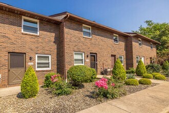 Willowood Village Apartments & Townhomes in Erie, PA - Foto de edificio - Building Photo