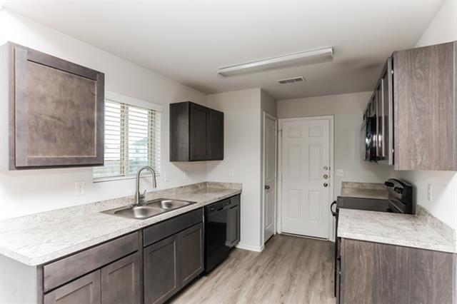 1607 Mark Ln in Ennis, TX - Building Photo