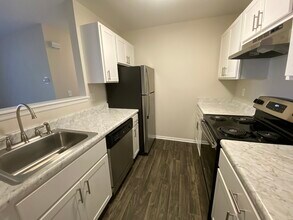 Whispering Hills Apartments in Warren, NJ - Building Photo - Building Photo