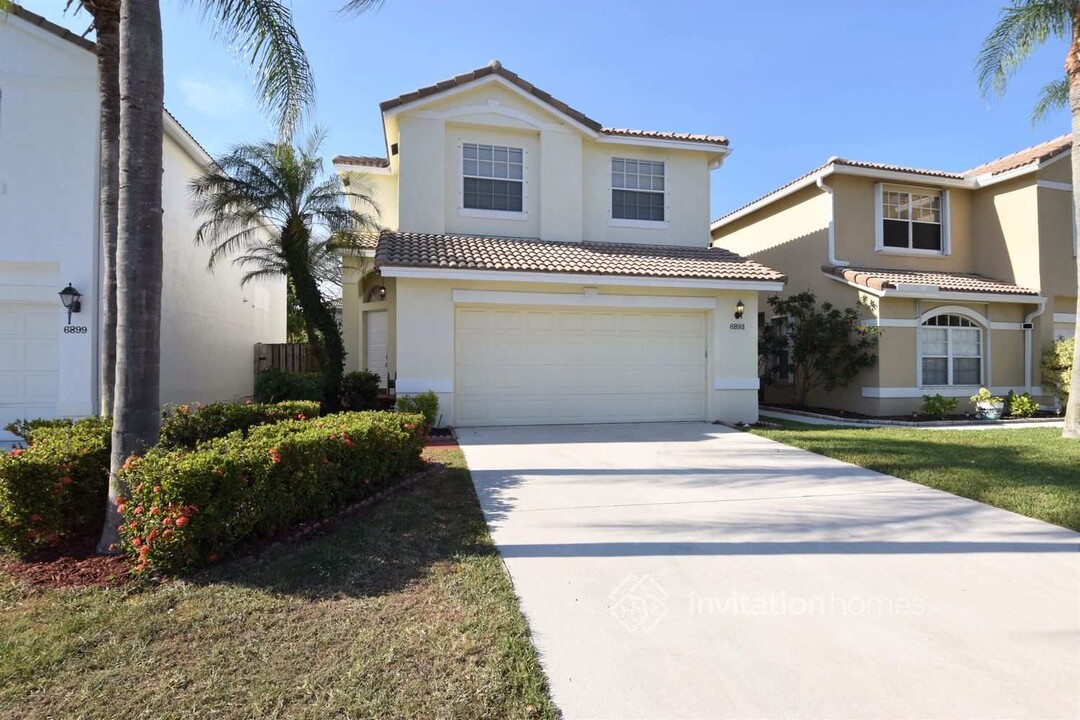 6893 Sugarloaf Key St in Greenacres, FL - Foto de edificio