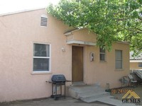 2011 Flower St in Bakersfield, CA - Foto de edificio - Building Photo