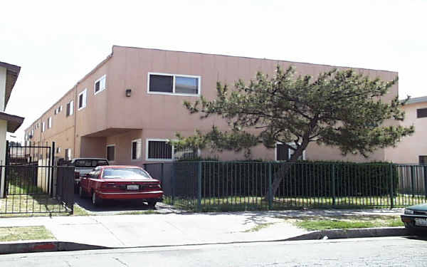 7252 Milwood Ave in Canoga Park, CA - Building Photo