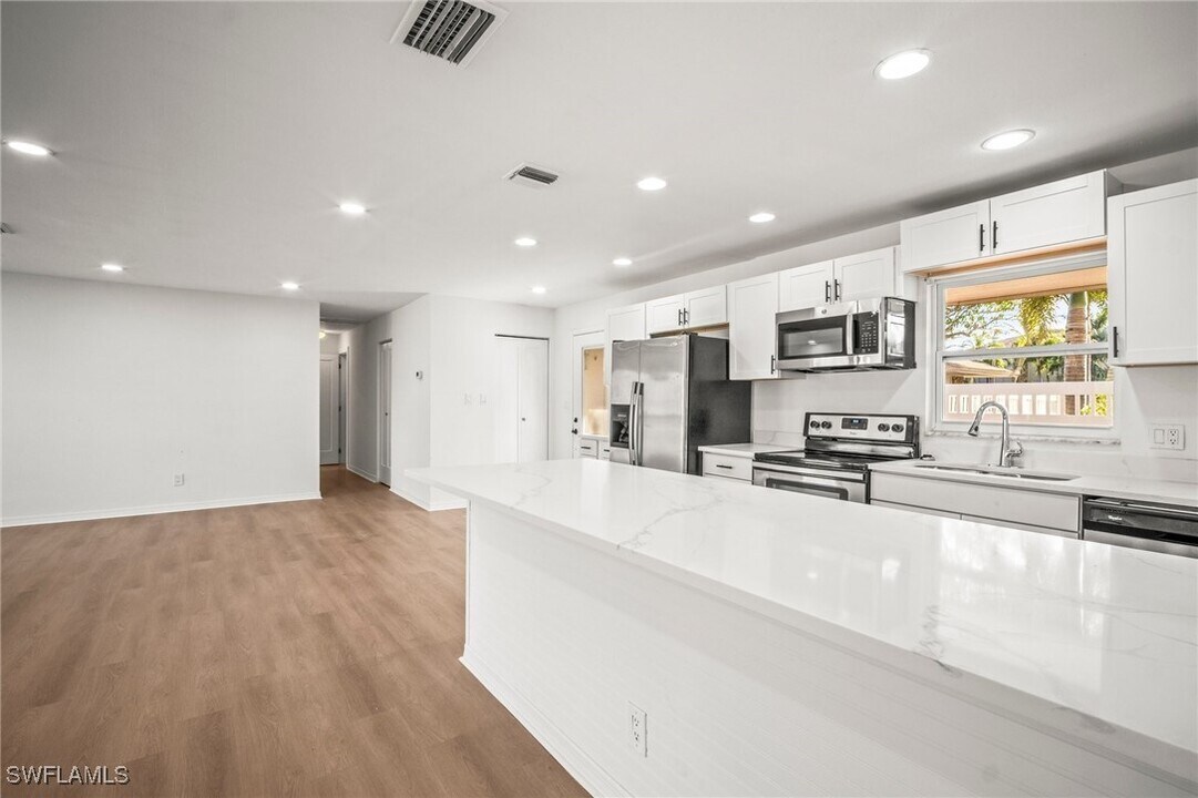 4293 Island Cir in Ft. Myers, FL - Building Photo
