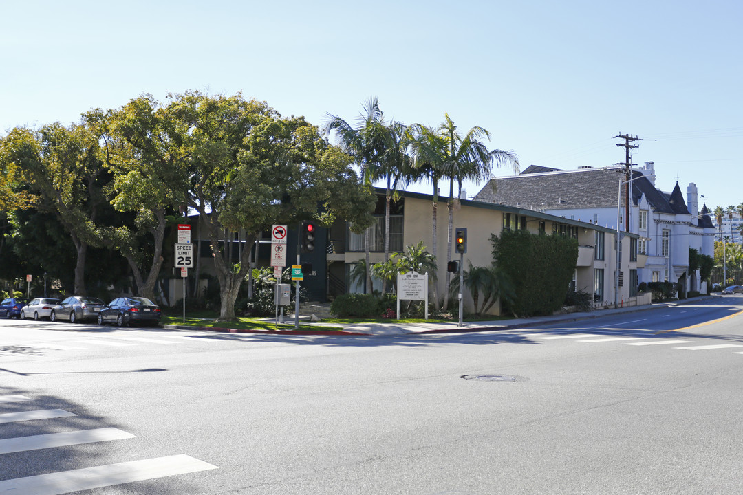 Sunset Lanai Apartments in West Hollywood, CA - Building Photo