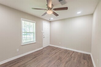 2110 N Galveston Ave in Pearland, TX - Building Photo - Building Photo