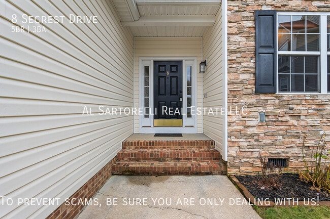 8 Secrest Dr in Avery Creek, NC - Foto de edificio - Building Photo