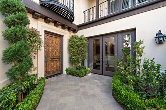 8 Whalers Bluff in Newport Beach, CA - Building Photo - Building Photo