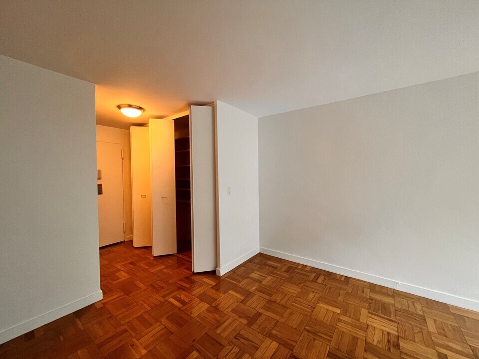 333 E 49th St, Unit 7O in New York, NY - Building Photo