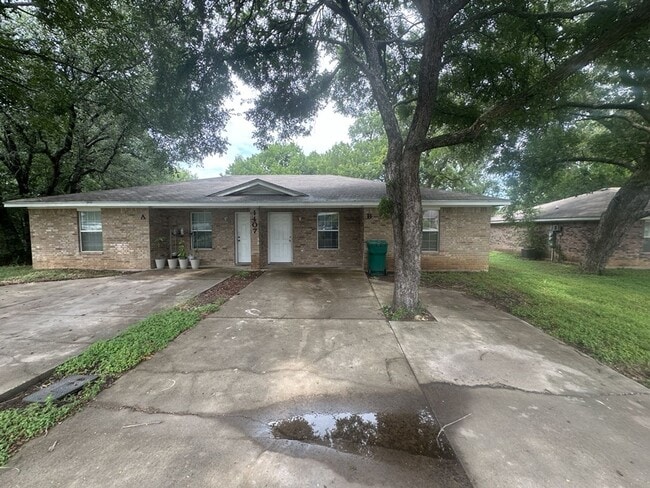 property at 1407 Hopi Trail