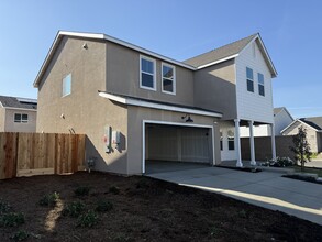 7039 E Simpson Ave in Fresno, CA - Foto de edificio - Building Photo