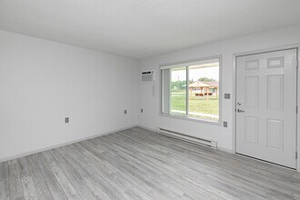 315 Chestnut St, Unit 6 in Minburn, IA - Building Photo - Building Photo
