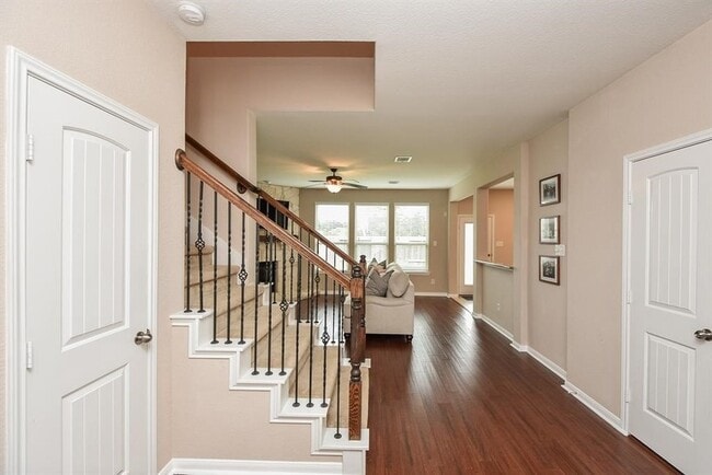 7002 Edwanna Ln in Spring, TX - Foto de edificio - Building Photo